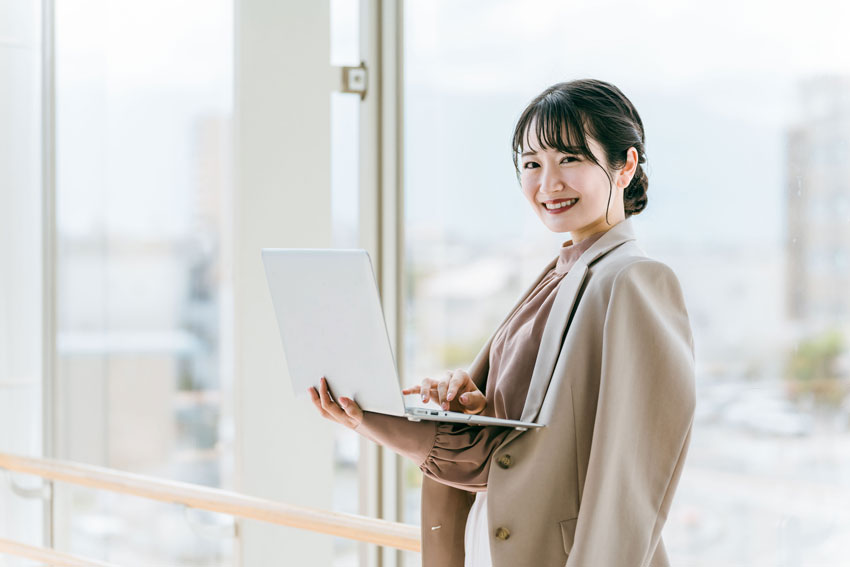 女性のビジネスカジュアル